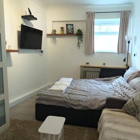 Studio Apartment In คิว ภายนอก รูปภาพ