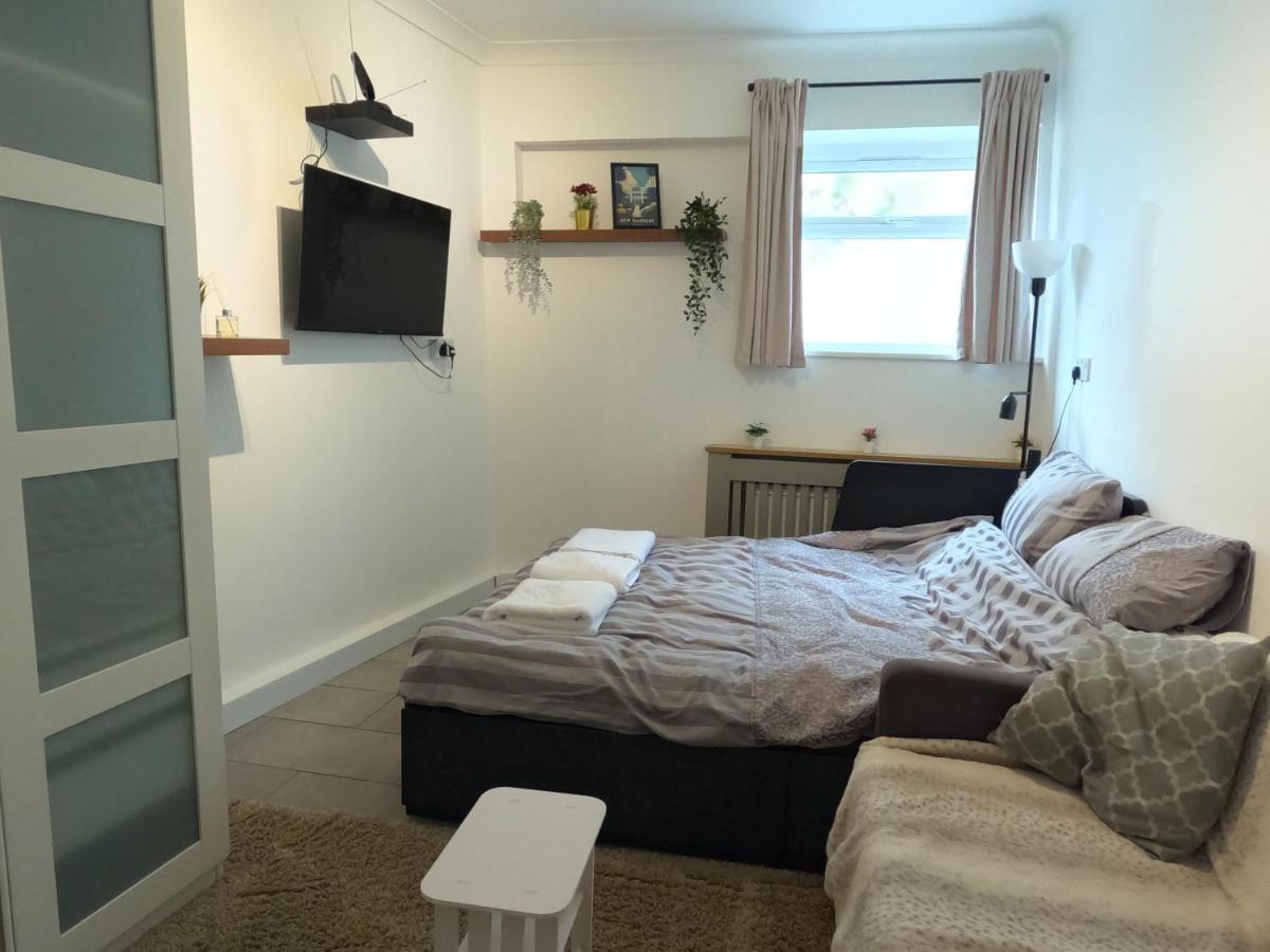 Studio Apartment In คิว ภายนอก รูปภาพ