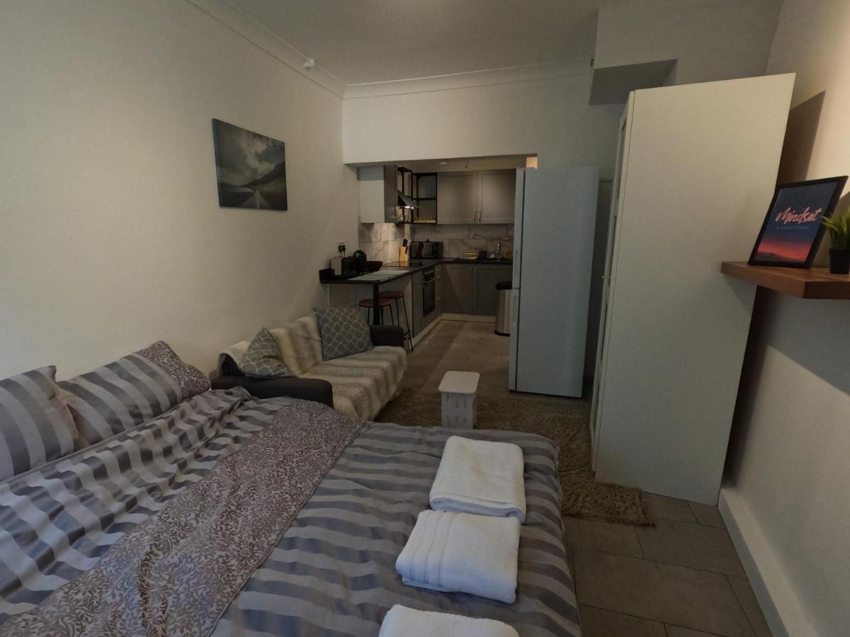 Studio Apartment In คิว ภายนอก รูปภาพ