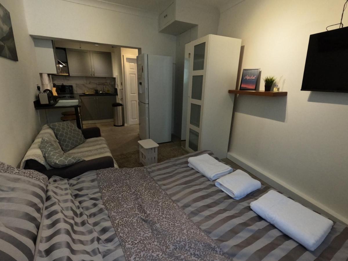 Studio Apartment In คิว ภายนอก รูปภาพ